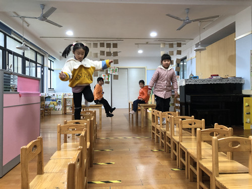 立人幼儿园雨天也快乐积极开展室内体育活动